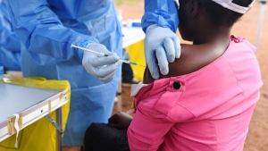 Un agent de santé congolais administre le vaccin contre le virus Ebola à une femme qui a été en contact avec une victime d'Ebola dans le village de Mangina, dans la province du Nord-Kivu, le 18 août 2018 (photo d'illustration). © REUTERS/Olivia Acland