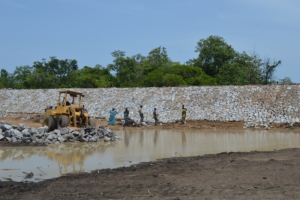 aritas Parakou lutte contre les changements climatiques : une rétention d’eau de surface en construction à Babarou dans la Commune de Tchaourou 
